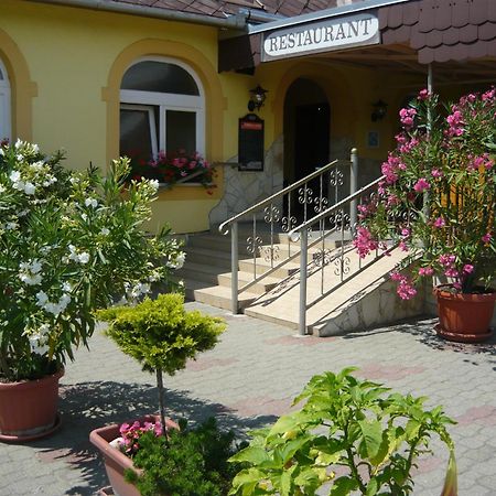 Patyi Etterem Es Hotel Bögöte Eksteriør bilde
