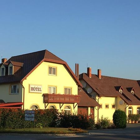 Patyi Etterem Es Hotel Bögöte Eksteriør bilde