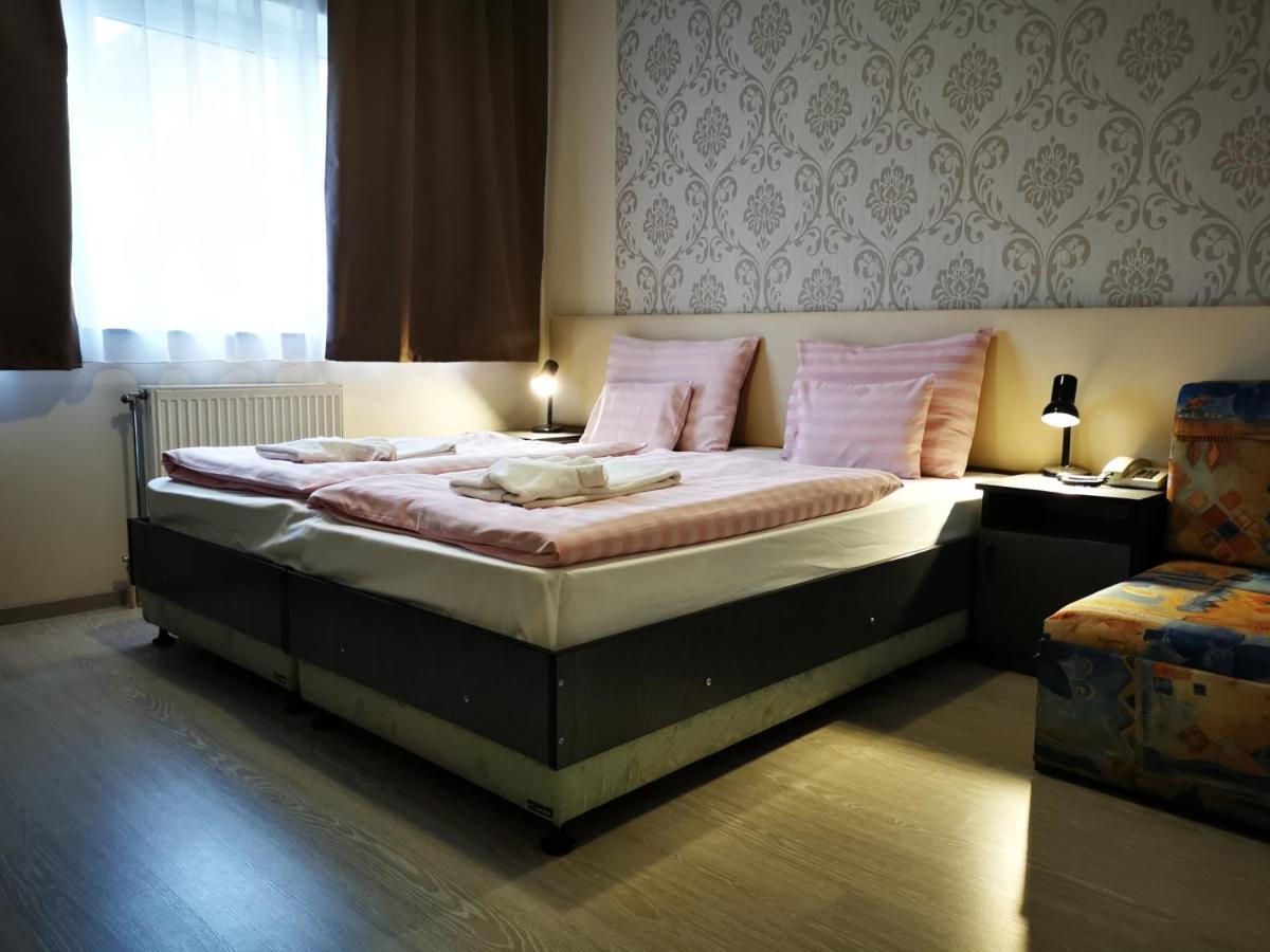 Patyi Etterem Es Hotel Bögöte Eksteriør bilde