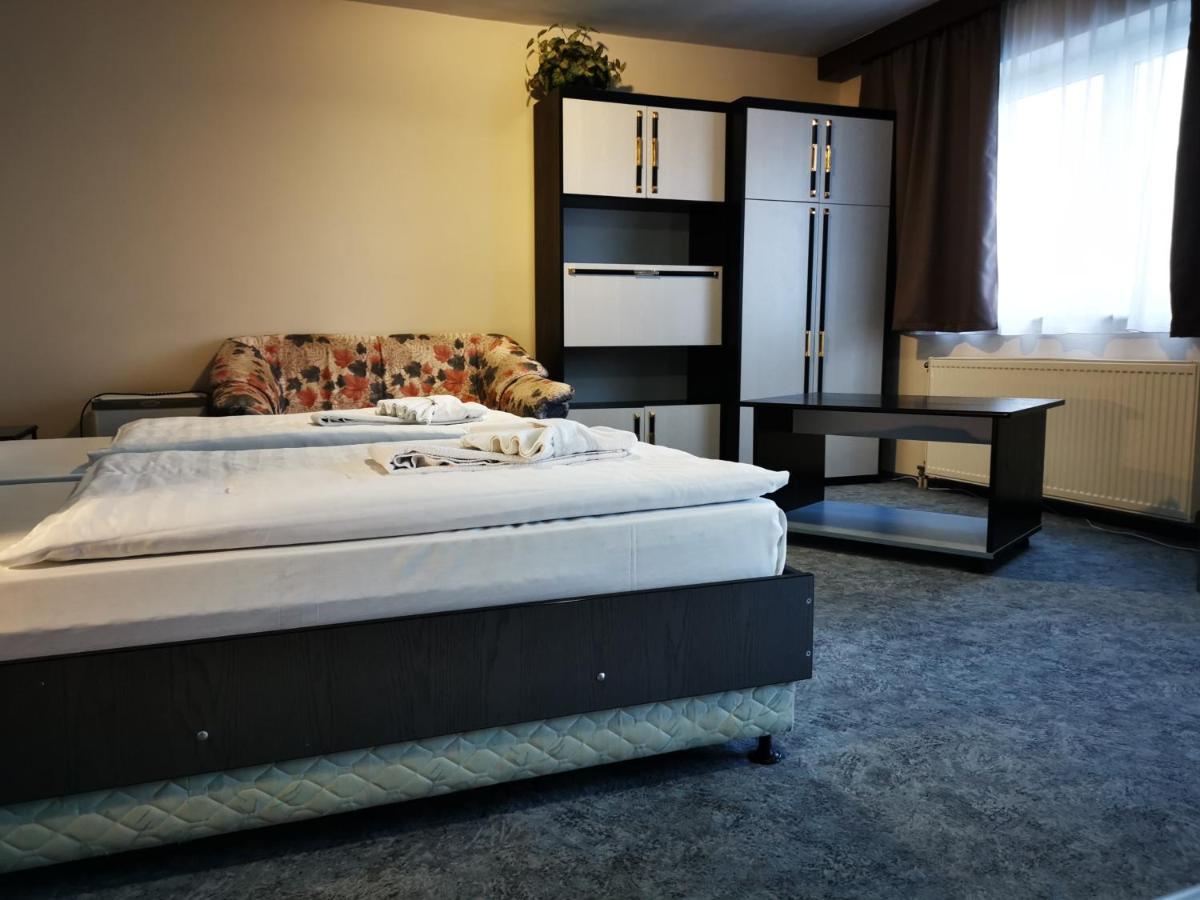 Patyi Etterem Es Hotel Bögöte Eksteriør bilde
