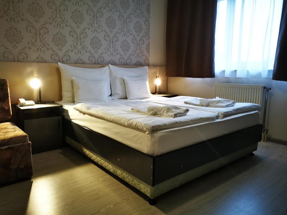 Patyi Etterem Es Hotel Bögöte Eksteriør bilde
