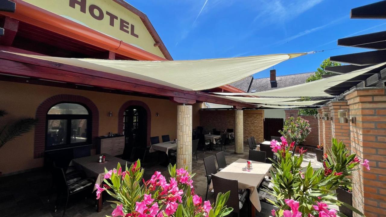 Patyi Etterem Es Hotel Bögöte Eksteriør bilde