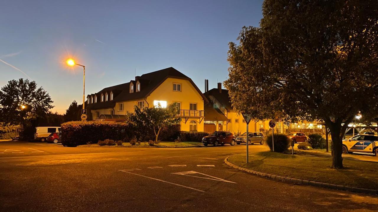 Patyi Etterem Es Hotel Bögöte Eksteriør bilde