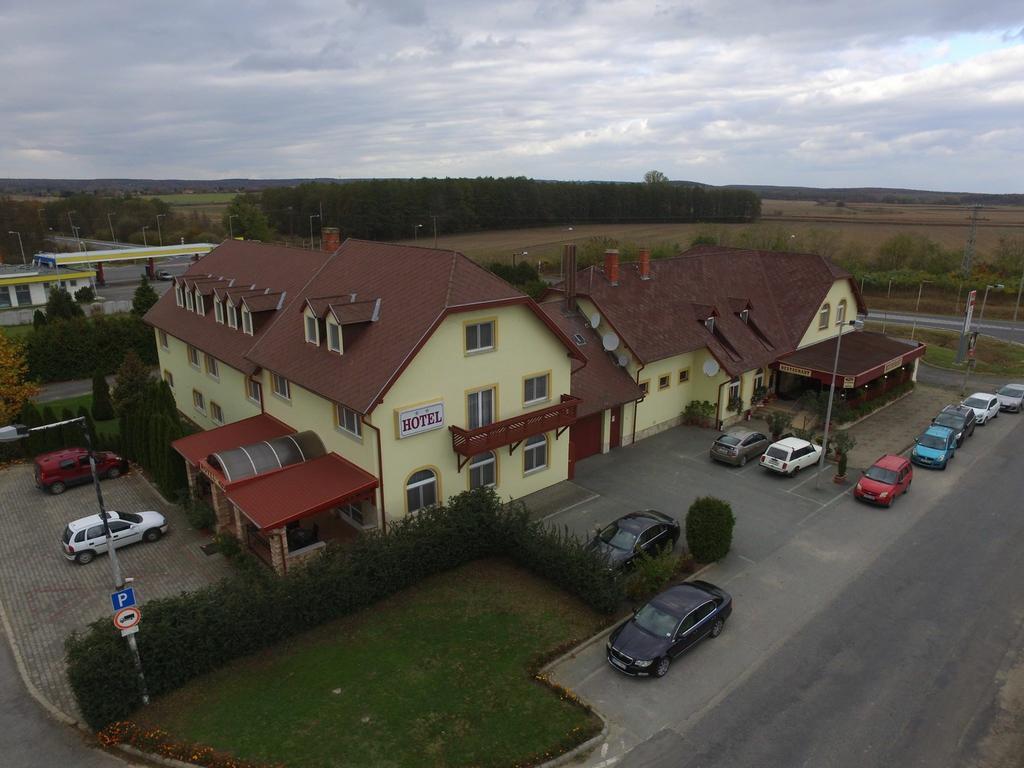 Patyi Etterem Es Hotel Bögöte Eksteriør bilde