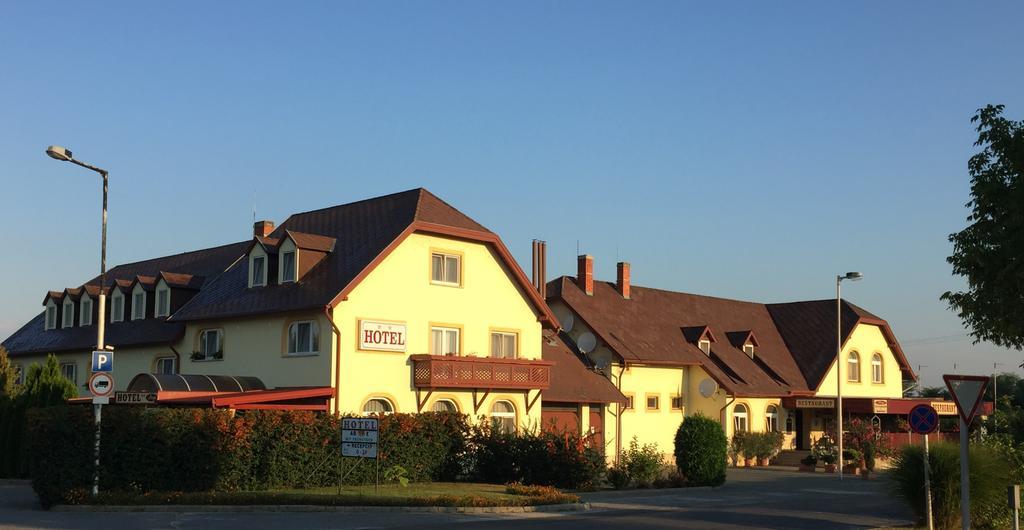 Patyi Etterem Es Hotel Bögöte Eksteriør bilde