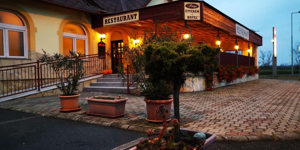 Patyi Etterem Es Hotel Bögöte Eksteriør bilde